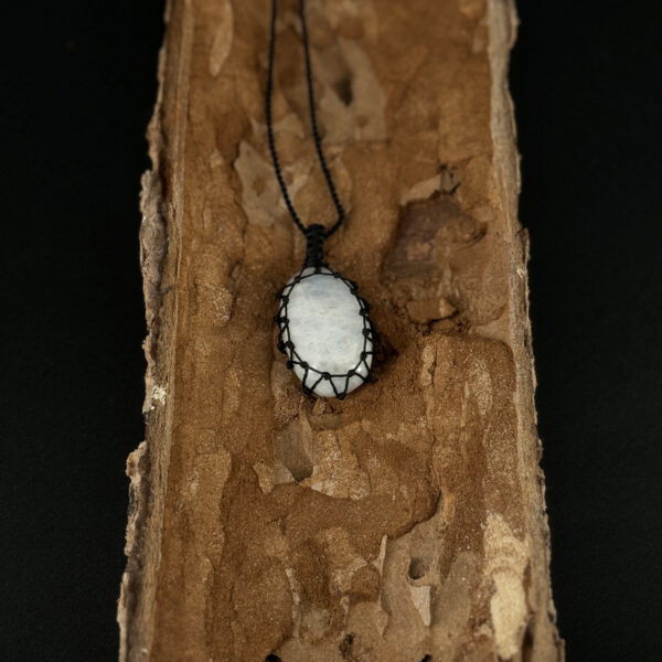 kristalai-papuosalai-su-kristalais-kristalu-pakabukai-vaivorykštinio-menulio-akmens-pakabukas-apmegztas-2