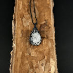 kristalai-papuosalai-su-kristalais-kristalu-pakabukai-vaivorykštinio-menulio-akmens-pakabukas-apmegztas-1