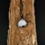 kristalai-papuosalai-su-kristalais-kristalu-pakabukai-vaivorykštinio-menulio-akmens-pakabukas-apmegztas-6