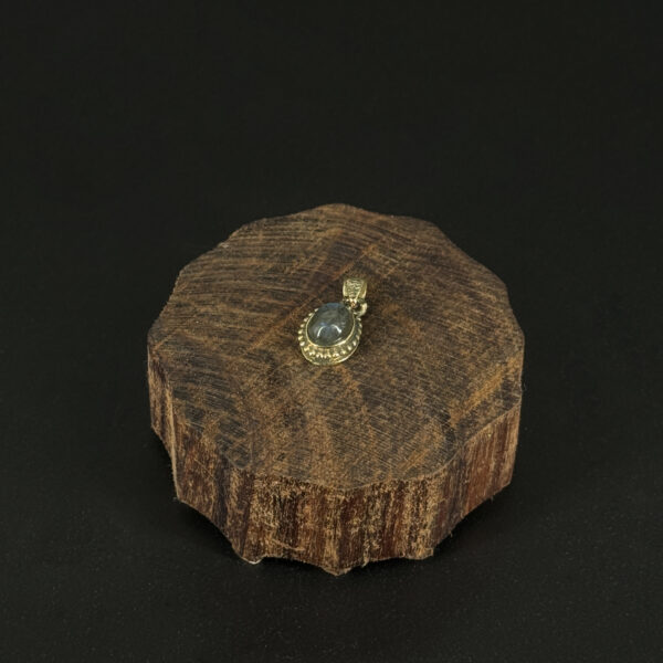 kristalai-papuosalai-su-kristalu-kristalu-pakabukai-pakabukas-2024-06-kristalu-labradoritu-11