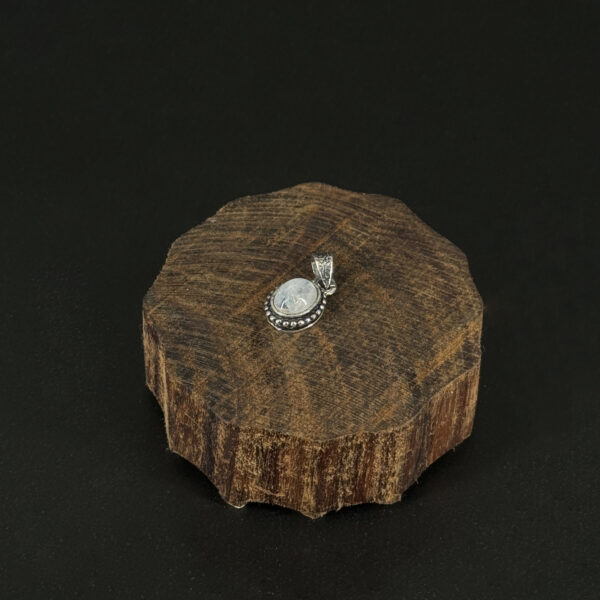 kristalai-papuosalai-su-kristalu-kristalu-pakabukai-pakabukas-2024-06-kristalu-vaivorykstiuniu-menulio-akmenu-11