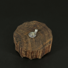 kristalai-papuosalai-su-kristalu-kristalu-pakabukai-pakabukas-2024-06-kristalu-labradoritu-7