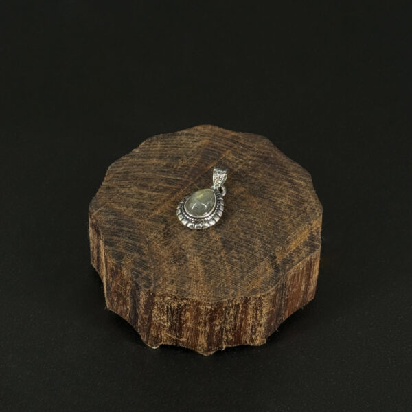 kristalai-papuosalai-su-kristalu-kristalu-pakabukai-pakabukas-2024-06-kristalu-labradoritu-9