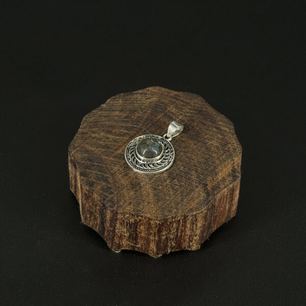 kristalai-papuosalai-su-kristalu-kristalu-pakabukai-pakabukas-2024-06-labradoritu-2