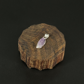 kristalai-papuosalai-su-kristalu-kristalu-pakabukai-neapdirbto-ametisto-pakabukas