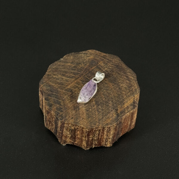 kristalai-papuosalai-su-kristalu-kristalu-pakabukai-neapdirbto-ametisto-pakabukas