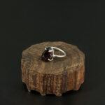 indiski-papuosalai-zalvariniai-papuosalai-zalvariniai-ziedai-zalvarinis-ziedas-su-neapdirbtu-kristalu-2024-06-75-granatas