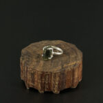 indiski-papuosalai-zalvariniai-papuosalai-zalvariniai-ziedai-zalvarinis-ziedas-su-neapdirbtu-kristalu-2024-06-75-turmalinas