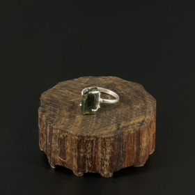 indiski-papuosalai-zalvariniai-papuosalai-zalvariniai-ziedai-zalvarinis-ziedas-su-neapdirbtu-kristalu-2024-06-75-turmalinas