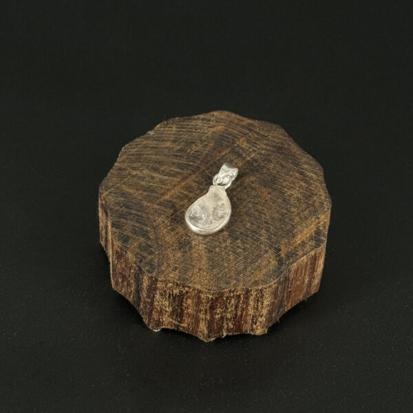 kristalai-papuosalai-su-kristalu-kristalu-pakabukai-neapdirbto-rozinis-kvarcas-pakabukas