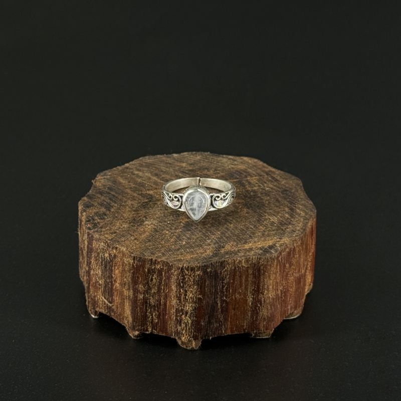 indiski-papuosalai-zalvariniai-apapuosalai-zalvariniai-ziedai-zalvarinis-ziedas-su-kristalu-2024-06-76-sidabrine-vaivorykstinis-menulio-akmuo