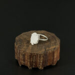 indiski-papuosalai-zalvariniai-papuosalai-zalvariniai-ziedai-zalvarinis-ziedas-su-neapdirbtu-kristalu-2024-06-75-vaivorykstiniu-menulio-akmenuku