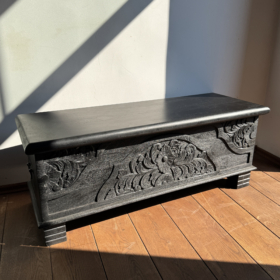 baldai-is-indijos-skrynios-juoda-medine-skrynia-1