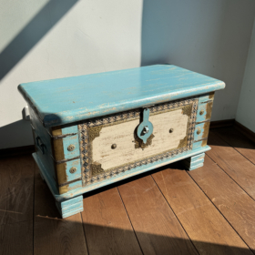 baldai-is-indijos-skrynios-zydra-medine-skrynia-su-zalvario-akcentais-1