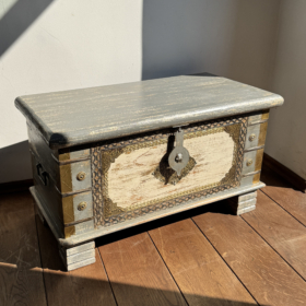 baldai-is-indijos-skrynios-pilka-medine-skrynia-su-zalvario-akcentais-1