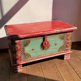 baldai-is-indijos-skrynios-raudona-medine-skrynia-su-zalvario-akcentais-1