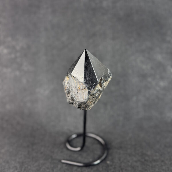 kristalai-dekoratyviniai-kristalai-neapdirbti-kristalai-neapdirbto-obsidiano-dekoracija-2