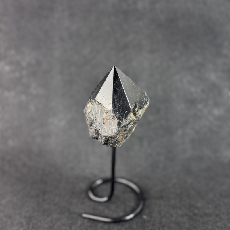kristalai-dekoratyviniai-kristalai-neapdirbti-kristalai-neapdirbto-obsidiano-dekoracija-2