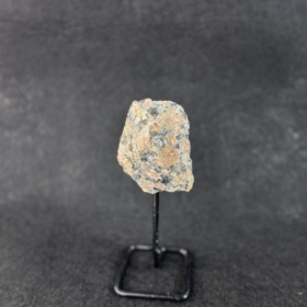 kristalai-dekoratyviniai-kristalai-neapdirbti-kristalai-neapdirbto-rodonito-dekoracija-1