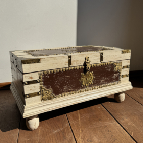 baldai-is-indijos-skrynios-balta-medine-skrynia-su-zalvario-akcentais-1