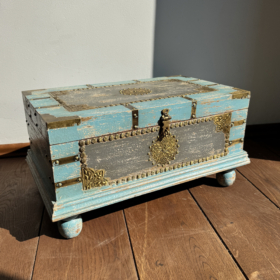 baldai-is-indijos-skrynios-zydra-medine-skrynia-su-zalvario-akcentais-1-2