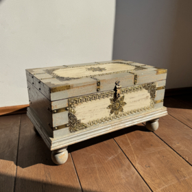 baldai-is-indijos-skrynios-pilka-medine-skrynia-su-zalvario-akcentais-1-1