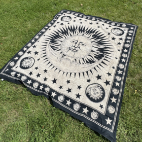 namu-dekoras-lovatieses-medvilnine-lovatiese-uzklotas-lovai-langui-sienui-saule-ir-menulis-balt