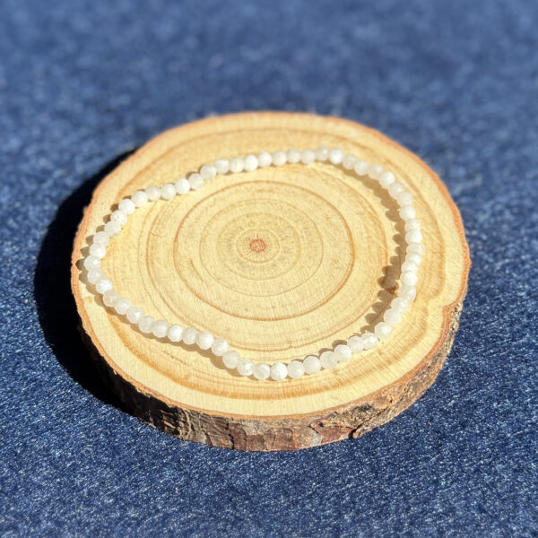kristalai-papuosalai-is-kristalu-apyrankes-is-kristalu-vaivorykstinio-menulio-akmens-apyranke-3mm-briaunuota