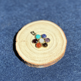 kristalai-kristalu-pakabukai-zalvarinis-pakabukas-7-cakros-