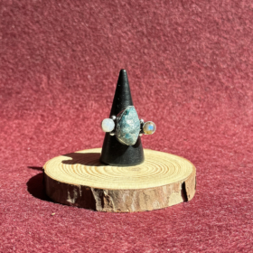 indiski-papuosalai-zalvariniai-apapuosalai-zalvariniai-ziedai-zalvarinis-ziedas-su-neapdirbtu-kristalu-2025-5-4