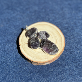 kristalai-kristalu-pakabukai-neapdirbto-ametisto-pakabukas