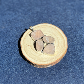 kristalai-kristalu-pakabukai-neapdirbto-rozinio-kvarco-pakabukas