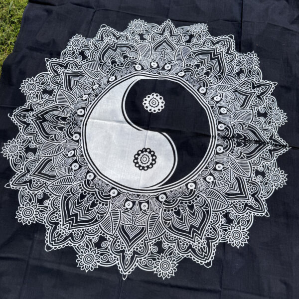 namu-dekoras-lovatieses-medvilnine-lovatiese-uzklotas-lovai-langui-sienui-ying-yang-black-2