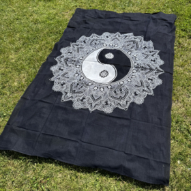 namu-dekoras-lovatieses-medvilnine-lovatiese-uzklotas-lovai-langui-sienui-ying-yang-black-1