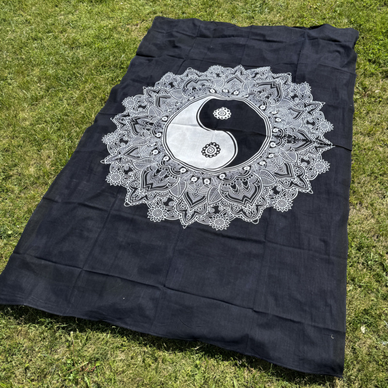 namu-dekoras-lovatieses-medvilnine-lovatiese-uzklotas-lovai-langui-sienui-ying-yang-black-1