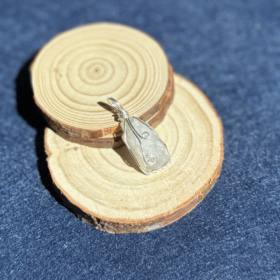 kristalai-kristalu-pakabukai--255-neapdirbto-vaivorykstinio-mėnulio-pakabukas