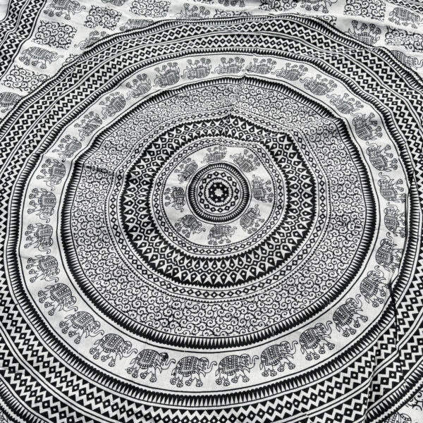 namu-dekoras-lovatieses-austa-medvilnine-lovatiese-uzklotas-lovai-langui-sienui-mandala-balt-1