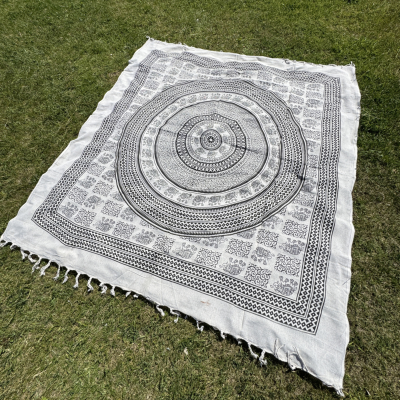 namu-dekoras-lovatieses-austa-medvilnine-lovatiese-uzklotas-lovai-langui-sienui-mandala-balt-2