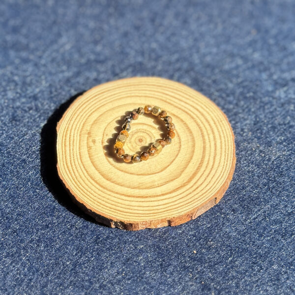 kristalai-papuosalai-is-kristalu-kristalu-ziedai-tigro-akies-ziedas