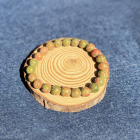 papuosalai-is-kristalu-apyrankes-is-kristalu-unakito-apyrankė