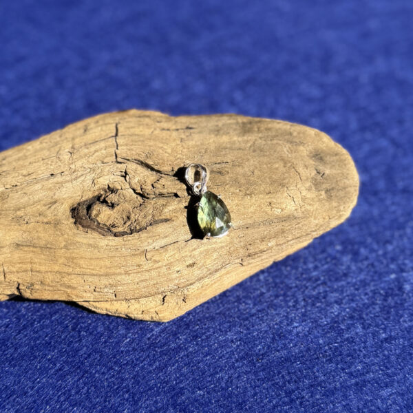 kristalai-kristalu-pakabukai-pakabukas-su-labradoritu-4