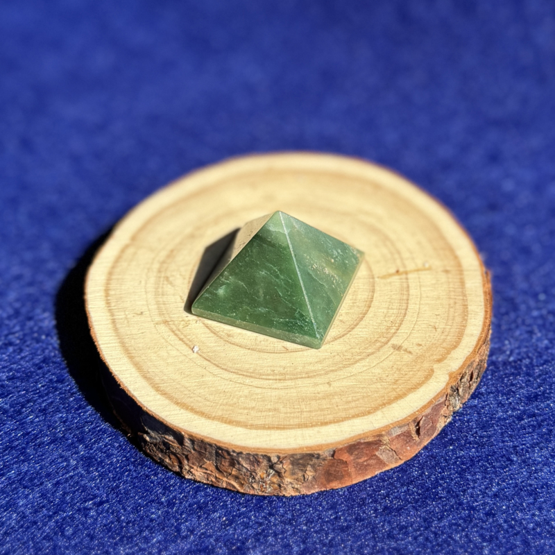 dekoratyviniai-kristalai-avantiurino-piramide-2