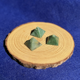 dekoratyviniai-kristalai-avantiurino-piramide-1