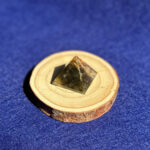 dekoratyviniai-kristalai-labradorito-piramide-2