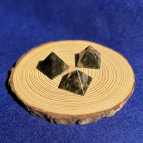 dekoratyviniai-kristalai-labradorito-piramide-1