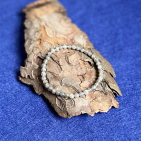 papuosalai-is-kristalu-apyrankes-is-kristalu-apyranke-is-labradorito-4mm