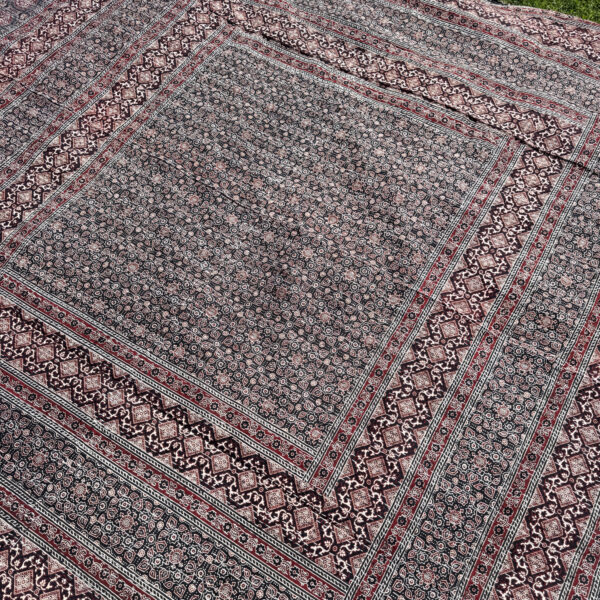 namu-dekoras-lovatieses-austa-medvilnine-lovatiese-uzklotas-lovai-langui-sienui-exp-red-3