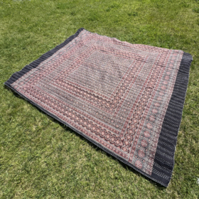 namu-dekoras-lovatieses-austa-medvilnine-lovatiese-uzklotas-lovai-langui-sienui-exp-red-4