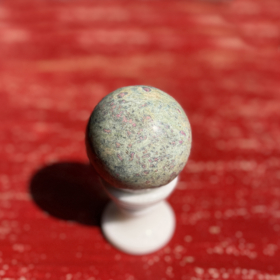 kristalai-dekoratyviniai-kristalai-coizito-su-rubinu-aniolito-sfera