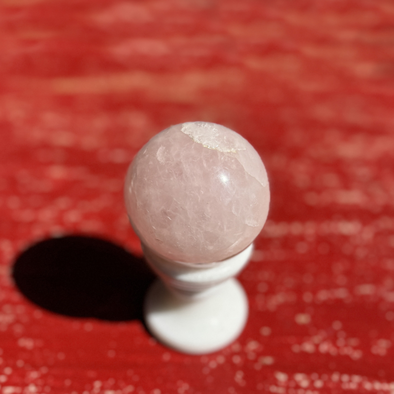 kristalai-dekoratyviniai-kristalai-rozinio-kvarco-sfera-1